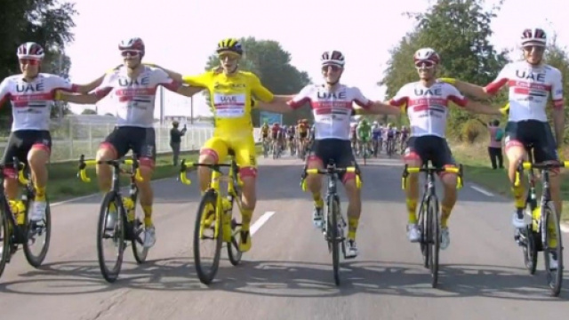 Tadej Pogacar in festa con i compagni della UAE Emirates al Tour de France 2020.