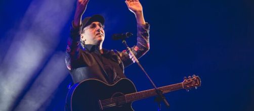 Zeca Baleiro faz live (Arquivo Blasting News)