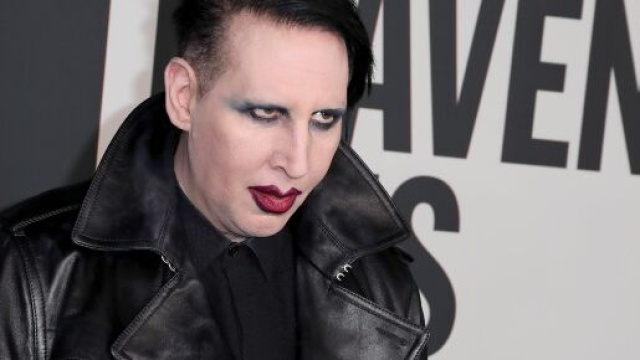 Marilyn Manson si consegna alla polizia dopo il mandato di arresto.