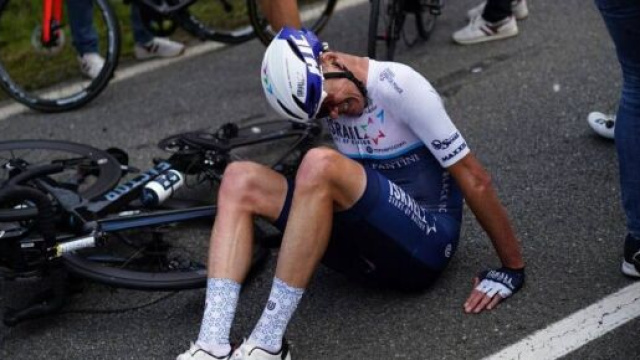 Chris Froome a terra nella prima tappa del Tour de France