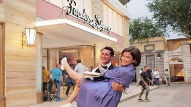 Ilaria Rossi ed Emanuel Caserio in una foto sul set de Il Paradiso delle signore.