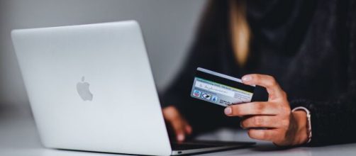 Image of a credit card via Unsplash (https://unsplash.com/photos/gf8e6XvG_3E)