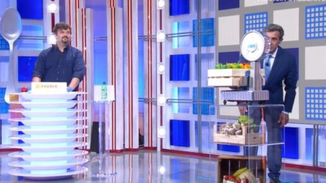 Il pranzo &egrave; servito, Flavio Insinna incredulo con il concorrente: 'Sei l'uomo bilancia?'.