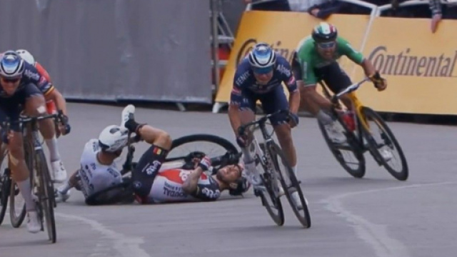 La caduta di Ewan e Sagan nel finale della terza tappa del Tour de France.