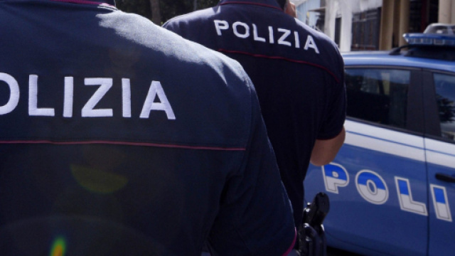 Torino, 90enne per strada in lacrime: 'Ho fame, datemi da mangiare'.