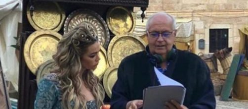 Jos&eacute; Luis Moreno y Denise Richards (YouMore TV)