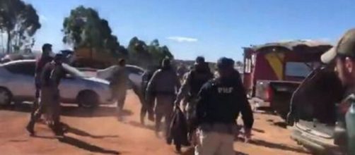 Policiais transportam corpo de L&aacute;zaro (Reprodu&ccedil;&atilde;o/Twitter)