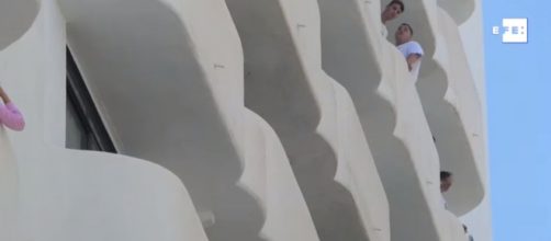 Una de las estudiantes cont&oacute; que a pesar de haber dado negativo no la dejan irse. (Fuente: captura de pantalla de un v&iacute;deo de Agencia EFE)