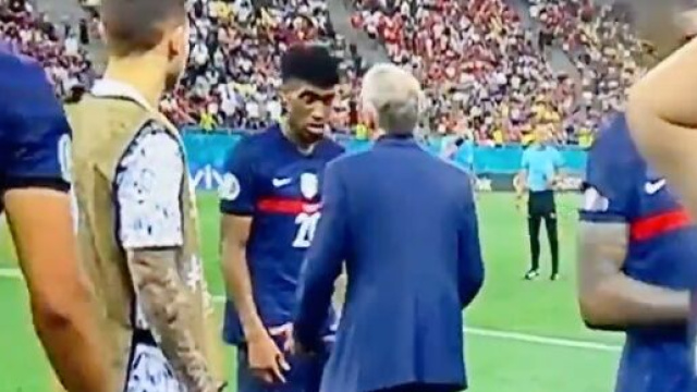 Coman tr&egrave;s agac&eacute; d'avoir &eacute;t&eacute; sorti par Didier Deschamps. (capture match France vs Suisse)