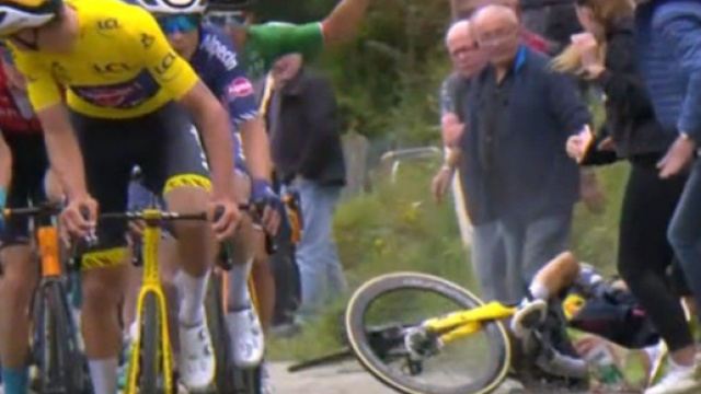 La caduta di Primoz Roglic nella terza tappa del Tour de France 2021.