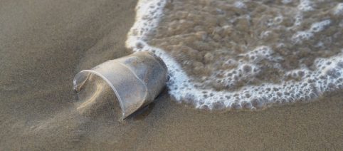 A partir de este sábado la UE prohibirá las pajitas, bastoncillos y platos de plástico