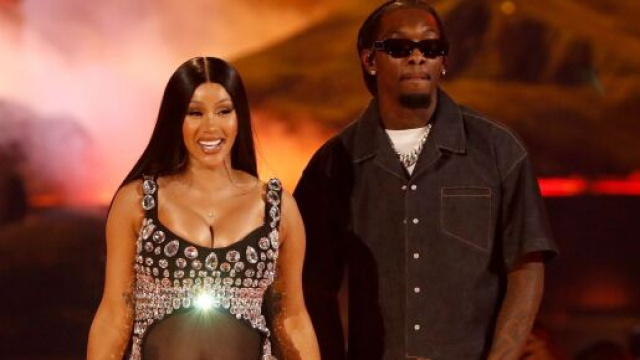 Cardi B sar&agrave; mamma bis: la gravidanza &egrave; stata annunciata sul palco dei BET Awards.