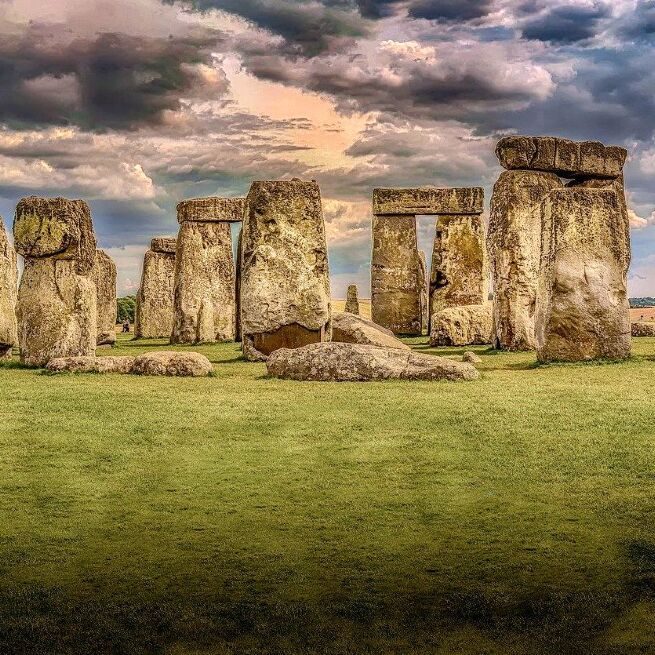 La photo en noir et blanc ne montre pas la construction de Stonehenge dans les ann&eacute;es 1950 (Walkerssk/Pixabay)
