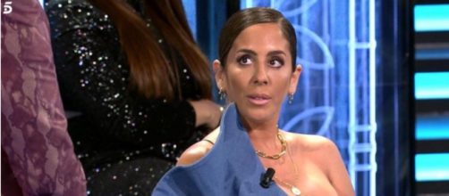 Anabel Pantoja se emociona escuchando las palabras de su chico Omar en Supervivientes. (Telecinco)