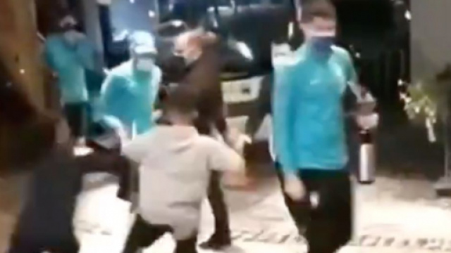 Neymar bouscul&eacute; par des fans au Br&eacute;sil. (cr&eacute;dit photo : Twitter, @Memesneymar )