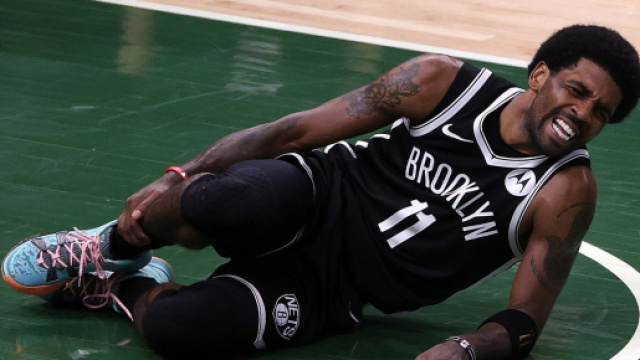 La smorfia di dolore di Kyrie Irving.
