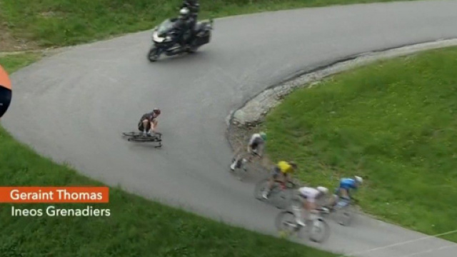 La caduta di Geraint Thomas nella discesa finale.