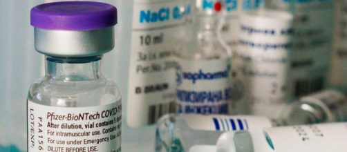 El frasco de la vacuna de Pfizer advierte que debe ser diluida previa a su aplicaci&oacute;n (Pixabay)