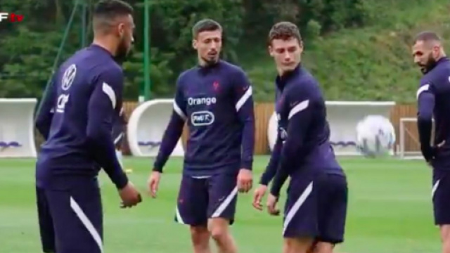 Benjamin Pavard r&eacute;gale &agrave; l'entrainement - Photo capture d'&eacute;cran Vid&eacute;o &eacute;quipe de France Twitter