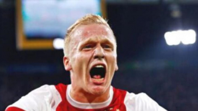 Donny Van de Beek con la maglia dell'Ajax, sua ex squadra.