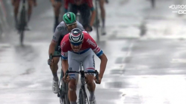 La vittoria di Mathieu Van der Poel nella seconda tappa del Giro di Svizzera.