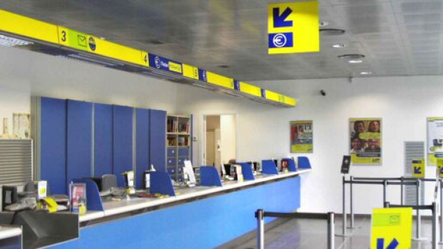 Poste italiane assume diplomati e laureati come portalettere, consulenti, analisti.
