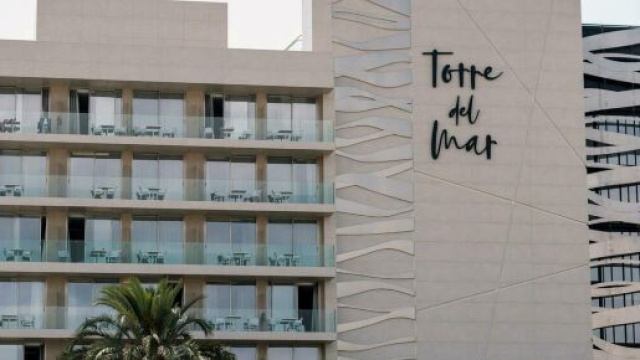 Ragazza caduta dal balcone a Ibiza: per le amiche sarebbe stato il fidanzato.