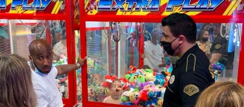 El ni&ntilde;o fue rescatado por empleados del parque de diversiones, un episodio que se ha hecho viral (Twitter, @itroaitor1)