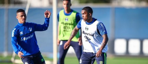 Gr&ecirc;mio prepara estreia de Douglas Costa com cautela (Lucas Uebel/Gr&ecirc;mio FBPA)