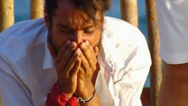 Awed dopo essersi aggiudicato la vittoria dell&rsquo;Isola dei Famosi 2021: 'Non ci credo'.