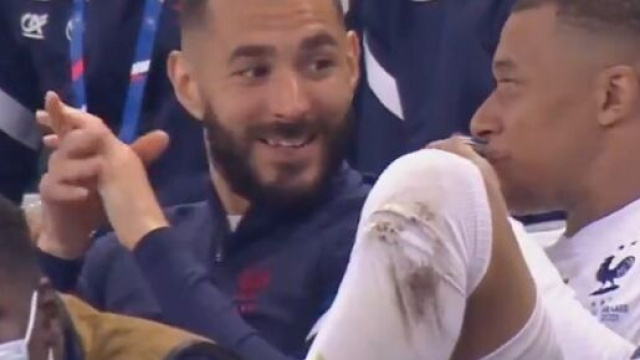 Benzema et Mbapp&eacute; tr&egrave;s complices sur le banc des Bleus. (capture image M6)
