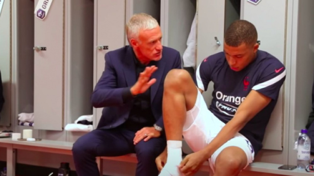 Mbapp&eacute; et Didier Deschamps - Photo capture d'&eacute;cran vid&eacute;o Youtube FFF TV