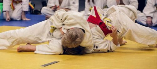 Imagen de archivo de una pr&aacute;ctica de judo entre dos ni&ntilde;os. (Pixabay)