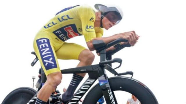 Mathieu Van der Poel impegnato nella cronometro del Tour de France