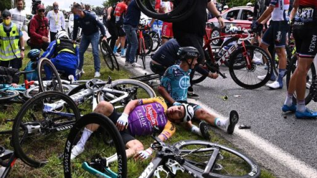 Tour de France, polemica per le cadute: il team manager della Groupama invoca cambiamenti per non 'avere morti'.