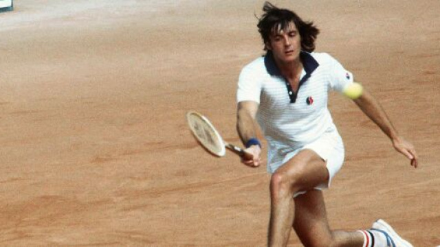 Adriano Panatta in azione sulla terra battuta.