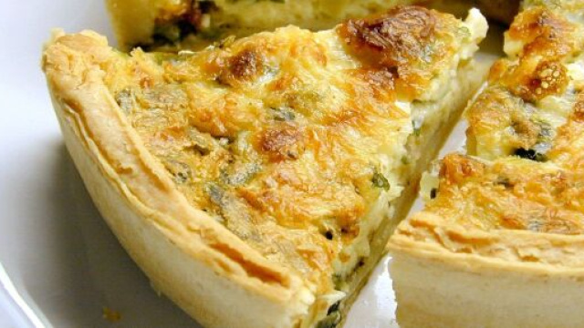Tortino rustico ai tre formaggi, una leccornia semplice da preparare.