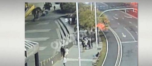 Las im&aacute;genes de las c&aacute;maras muestran como a Samuel lo persiguieron los detenidos (@catalunyaradio)