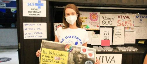 Mariana Ximenes protesta contra Bolsonaro ao receber vacina da covid (Reprodu&ccedil;&atilde;o/Instagram/@marixioficial)