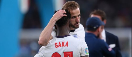 Saka es consolado por Harry Kane. Los jugadores que erraron los penaltis fueron v&iacute;ctima de insultos raciales en redes sociales. (@England)