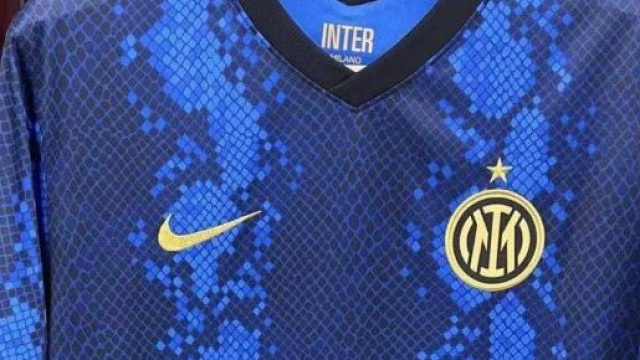 La nuova maglia dell'Inter per la stagione 2021-2022.