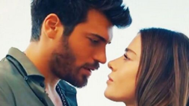 Mr Wrong, trama ultimo episodio del 20/07: Atasoy chiede la mano di Ezgi.