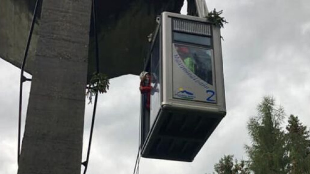 Alto Adige, albero cade su una funivia: tanta paura ma nessun ferito tra i passeggeri.
