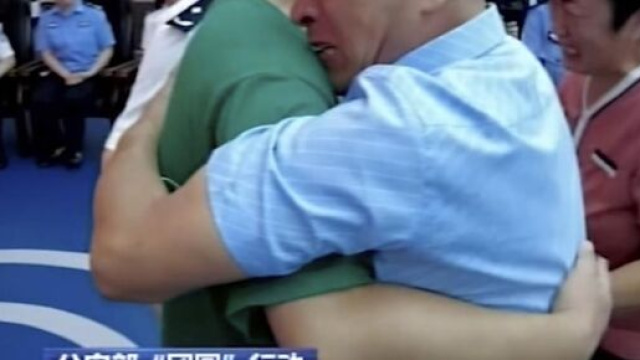 Cina: l'abbraccio tra un padre e il figlio ritrovato, rapito 24 anni prima da trafficanti di esseri umani.