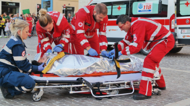 Cosenza, insegnante si getta dal balcone.