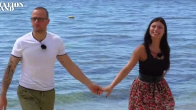 Manuela e Stefano di Temptation: un utente li avrebbe visti in un lido pugliese.