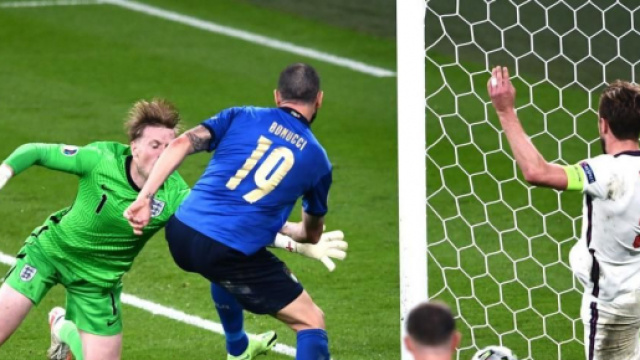 Leonardo Bonucci segna il gol del pareggio nella finale dell'Europeo.