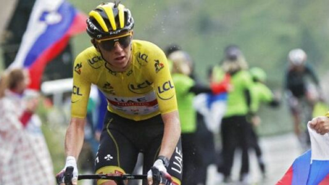 Tadej Pogačar in maglia gialla al Tour de France.