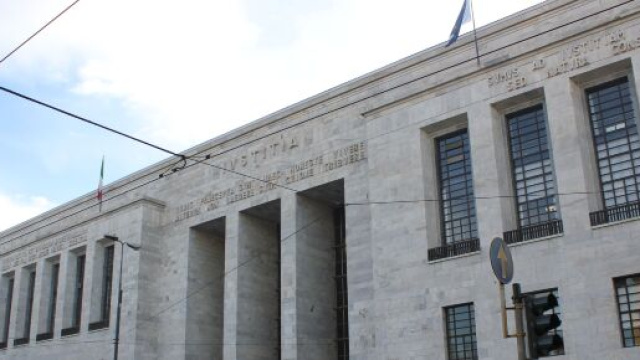 Un seminarista milanese di 26 anni &egrave; accusato di aver violentato una sua allieva minorenne.