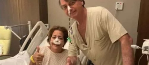 Sem m&aacute;scara, Bolsonaro tira foto com paciente no hospital (Reprodu&ccedil;&atilde;o/Instagram/@michellebolsonaro)